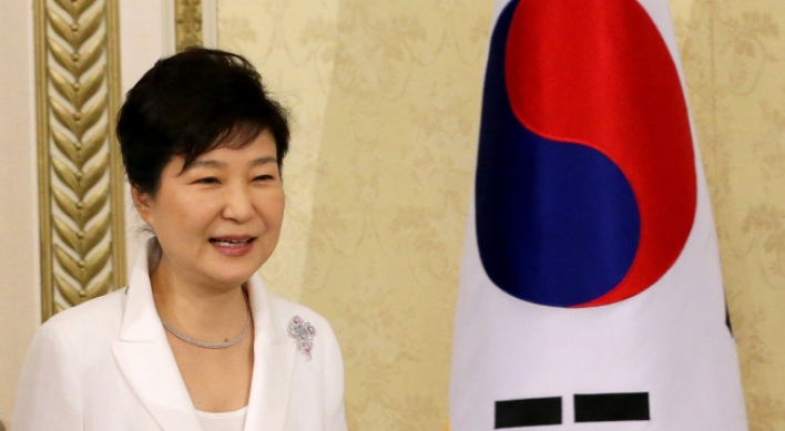 Park to invite all Saenuri Party lawmakers for luncheon this week