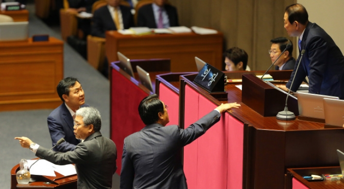 Parties lock horns over Sewol censorship claim