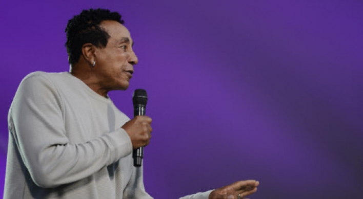 Smokey Robinson honored with national pop music prize