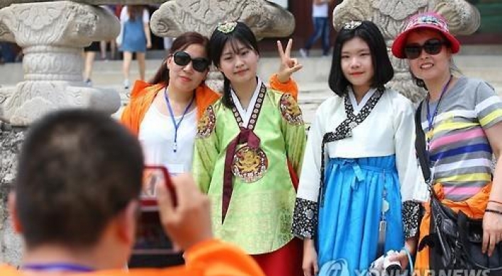 Visitors wearing hanbok to get 10 pct off at restaurants in Seoul