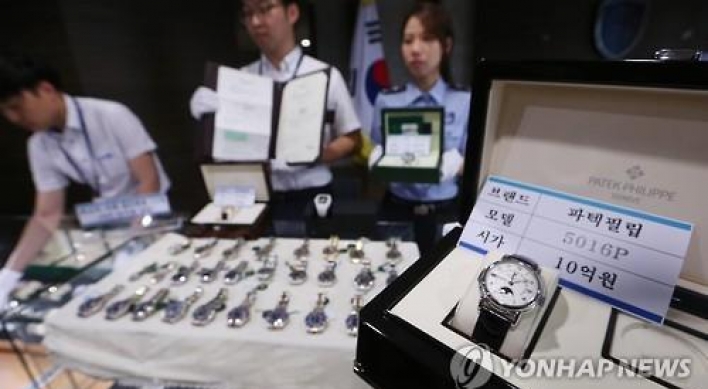 27 arrested for smuggling luxury goods to Korea