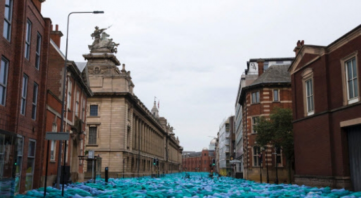 Thousands strip and paint themselves blue for U.K. art event