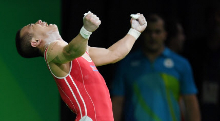 Weightlifter Om Yun-chol wins silver for North Korea's 1st medal in Rio