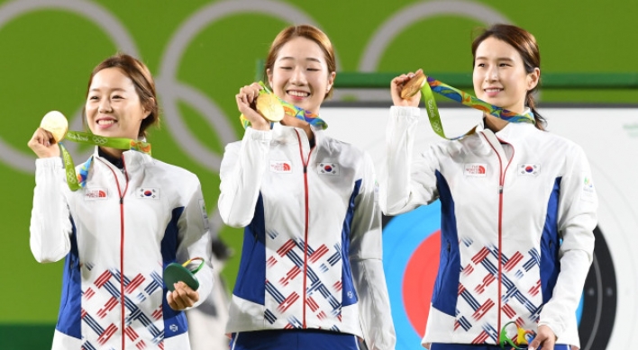 Park congratulates South Korean women’s archery team on winning gold medal