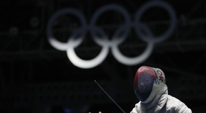 Defending Olympic fencing champ upset in 3rd round