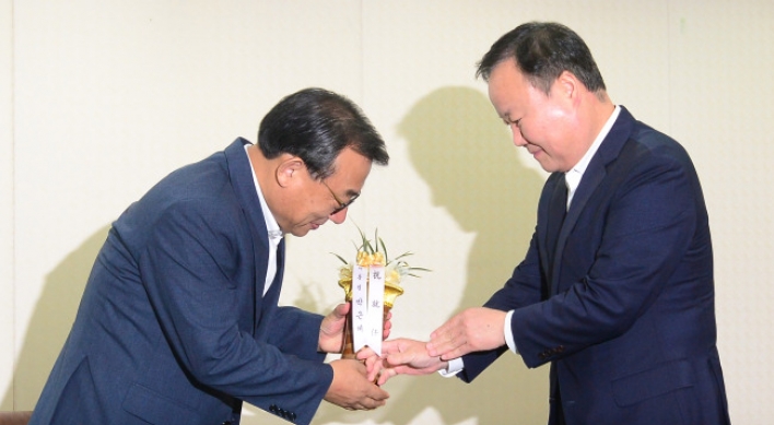 New Saenuri leader pledges support for Park