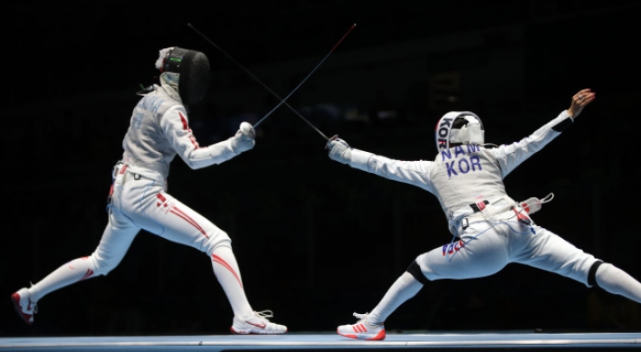 Former Olympic medalist takes early exit in foil fencing