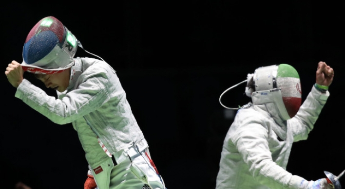 Reigning fencing gold medalist knocked out early in Rio