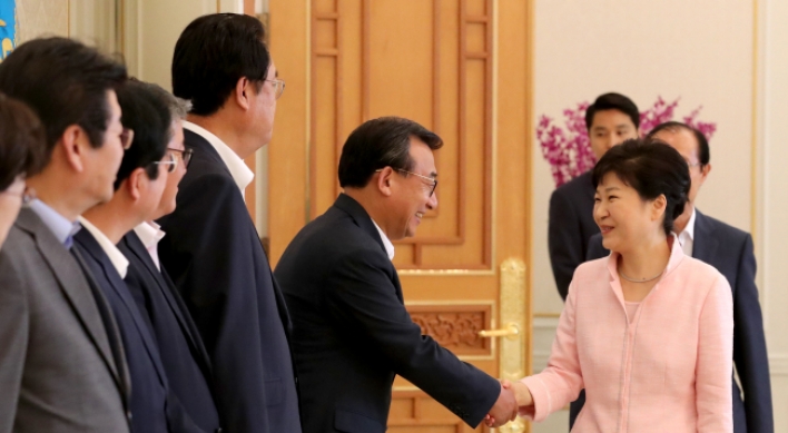 Park hosts luncheon with new Saenuri Party leadership