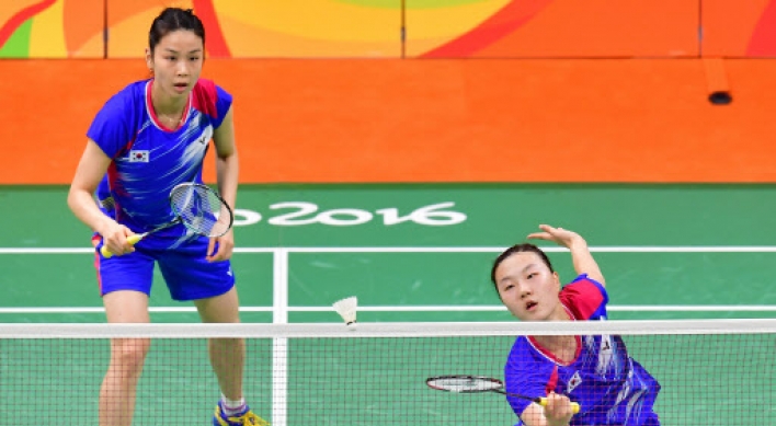 Korean pair advances to badminton semis