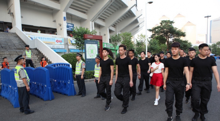 대학교 퀸카, 40명 경호원 대동 축구경기 단체관람