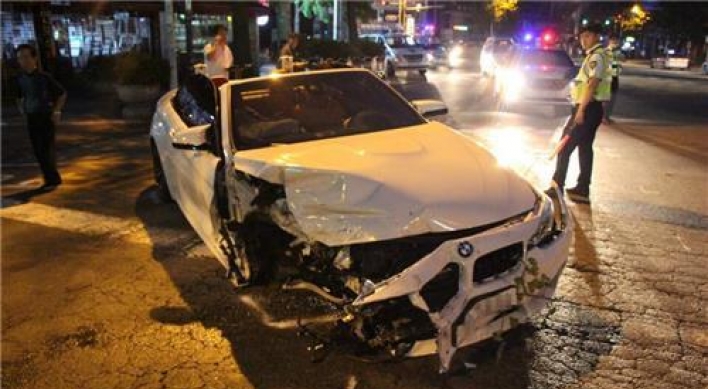 사고났다고 'BMW 컨버터블' 버리고 줄행랑