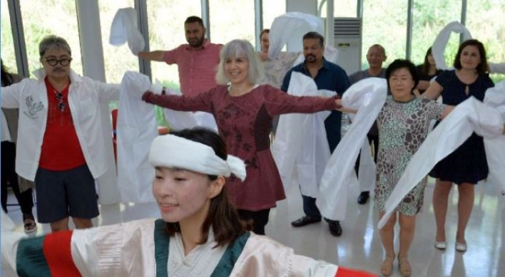 Foreign cultural figures try Korean mask dance