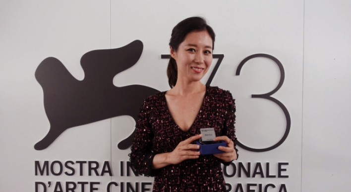 Actress Moon So-ri wins Italian film award