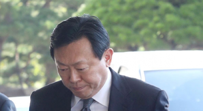 Prosecutors seek warrant to arrest Lotte Group chairman over corruption