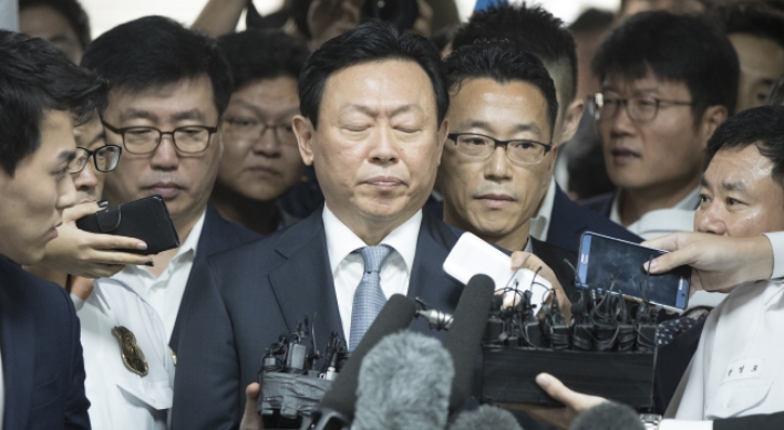 Lotte chairman appears in court for review of arrest warrant