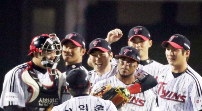 LG Twins advance to 2nd round in baseball postseason