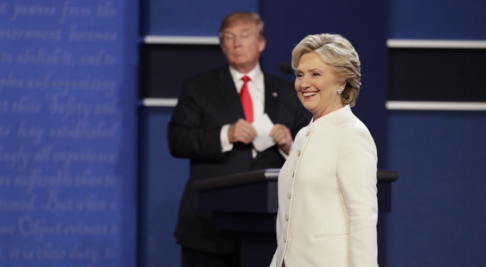 Trump refuses to pledge to respect a Clinton win