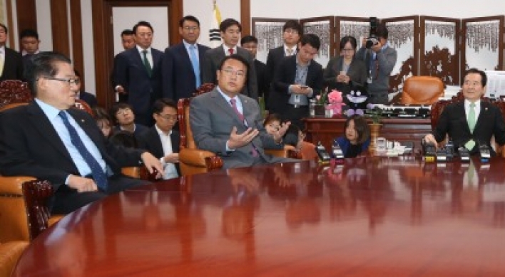 Saenuri leaders refuse to resign