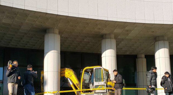 Excavator rams into prosecutors' office, injures security officer