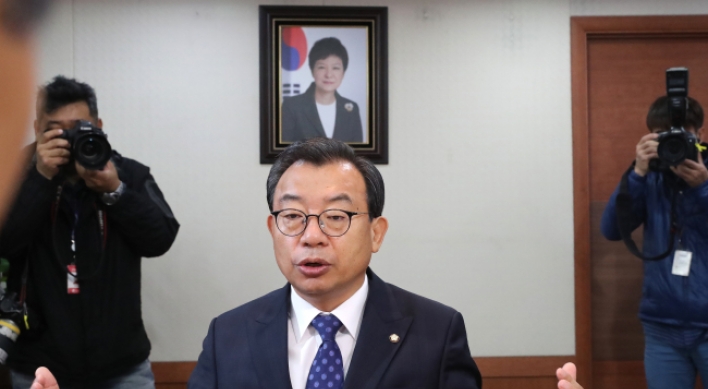 Why does Saenuri leader refuse to step down?