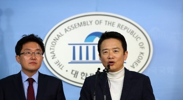 Two members quit Saenuri amid scandal