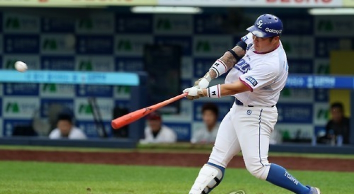 Veteran slugger becomes 1st baseball player to receive 10 bln won