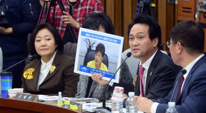 Lawmakers grill aides over Choi scandal