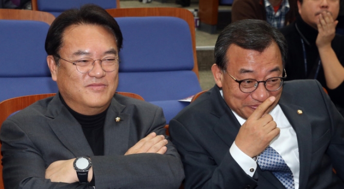 Saenuri’s pro-Park leaders resign en masse