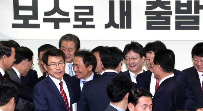 Saenuri party splits as anti-Park lawmakers leave