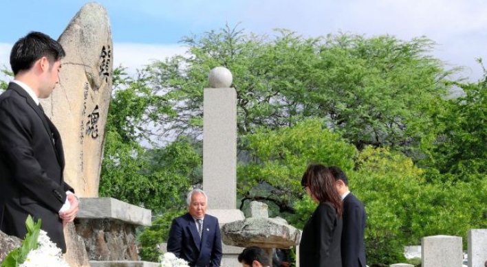 Japan's Abe visits Pearl Harbor without issuing new apology