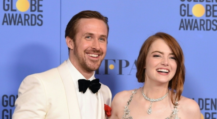 ‘La La Land’ waltzes to huge victory at Golden Globes