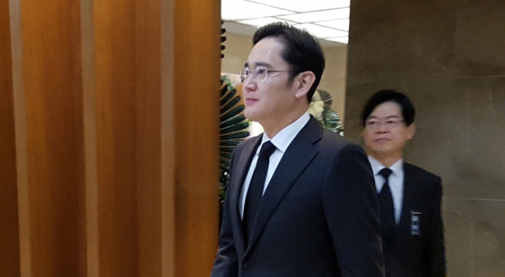 Samsung heir summoned as suspect in bribery probe