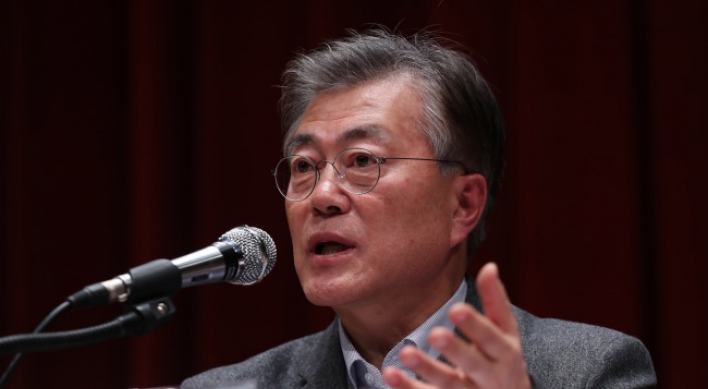 Moon continues to lead poll despite fall