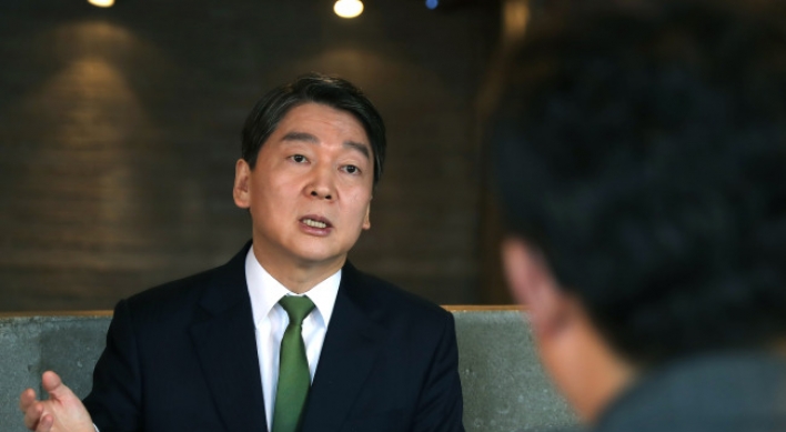 Ahn still eyes rebound in approval rating