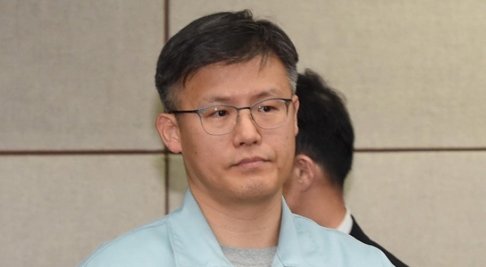 Park aide admits to leaking secrets to Choi