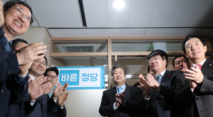 Bareun Party gets another lawmaker from Saenuri