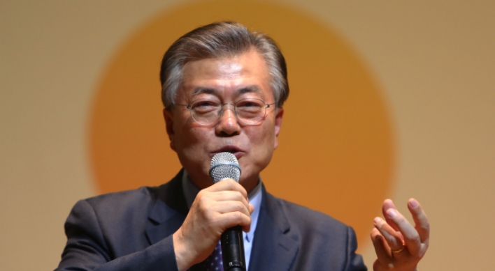 Moon boasts solid lead in opinion poll among presidential contenders