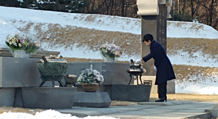 Impeached President Park visits parents’ graves at Seoul cemetery