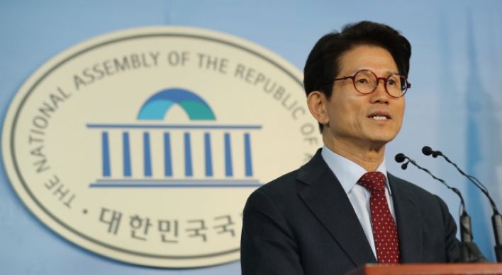 Former Gyeonggi Gov. courts conservative voters with call to reject Park impeachment