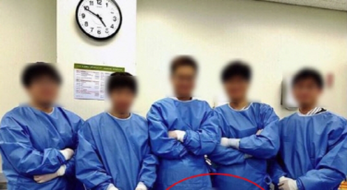 ‘해부용 시신 앞 사진’ SNS 올린 의사들