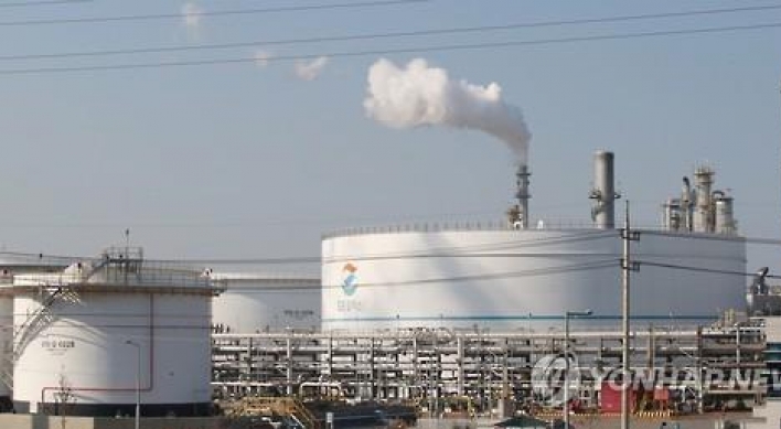 Oil refiners rack up record earnings in 2016