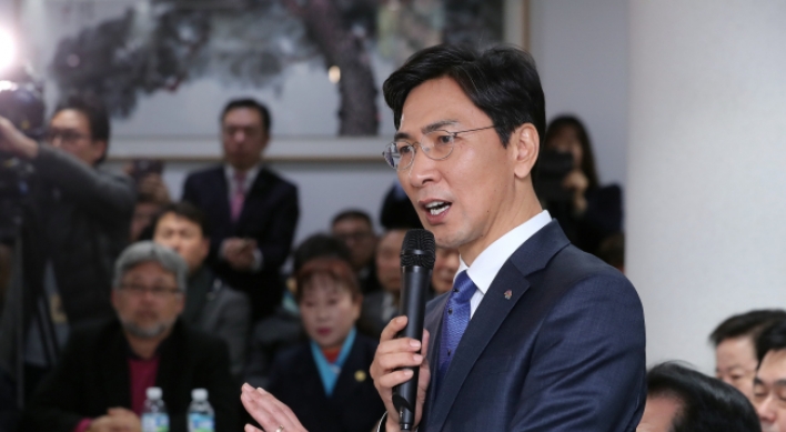 South Chungcheong Gov. An narrows gap with front-runner Moon: survey