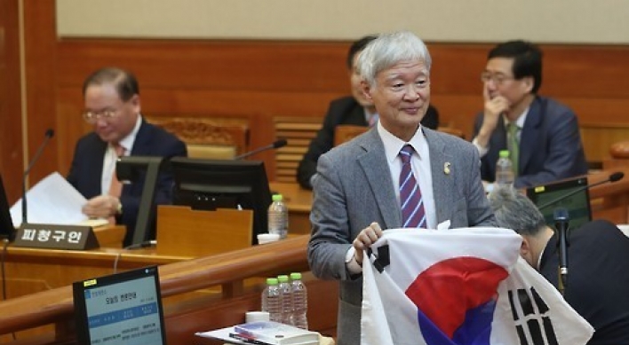 Park's lawyer holds up Korean flag at impeachment trial