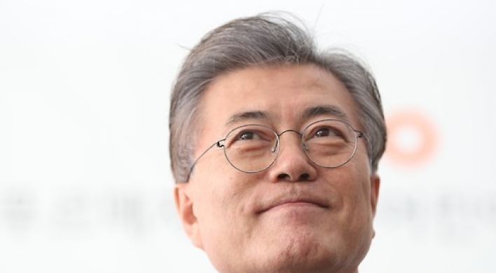 Moon continues to dominate opinion poll