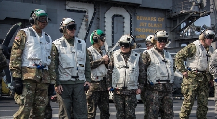Top Korea, US military officials visit Carl Vinson aircraft
