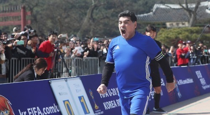 Diego Maradona entertains Korean fans; asks for more support for U-20 World Cup