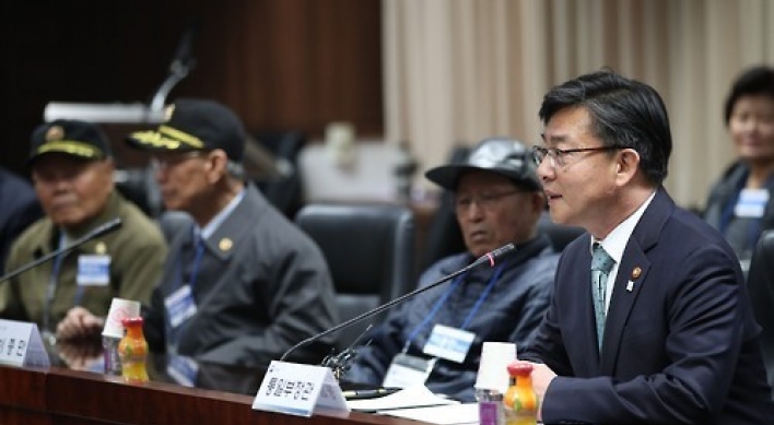 Unification minister holds rare meeting with former POWs