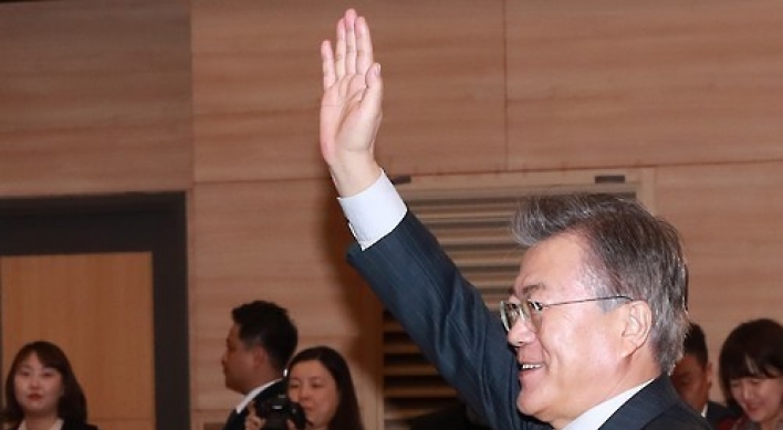 Moon widens lead after acting president bows out