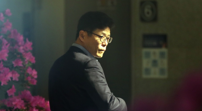 Prosecutors summon SK execs in Park’s graft probe